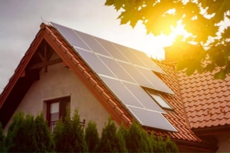 Faut-il installer des panneaux solaires pour alimenter votre syst&egrave;me &eacute;lectrique &agrave; Luc&eacute; ?